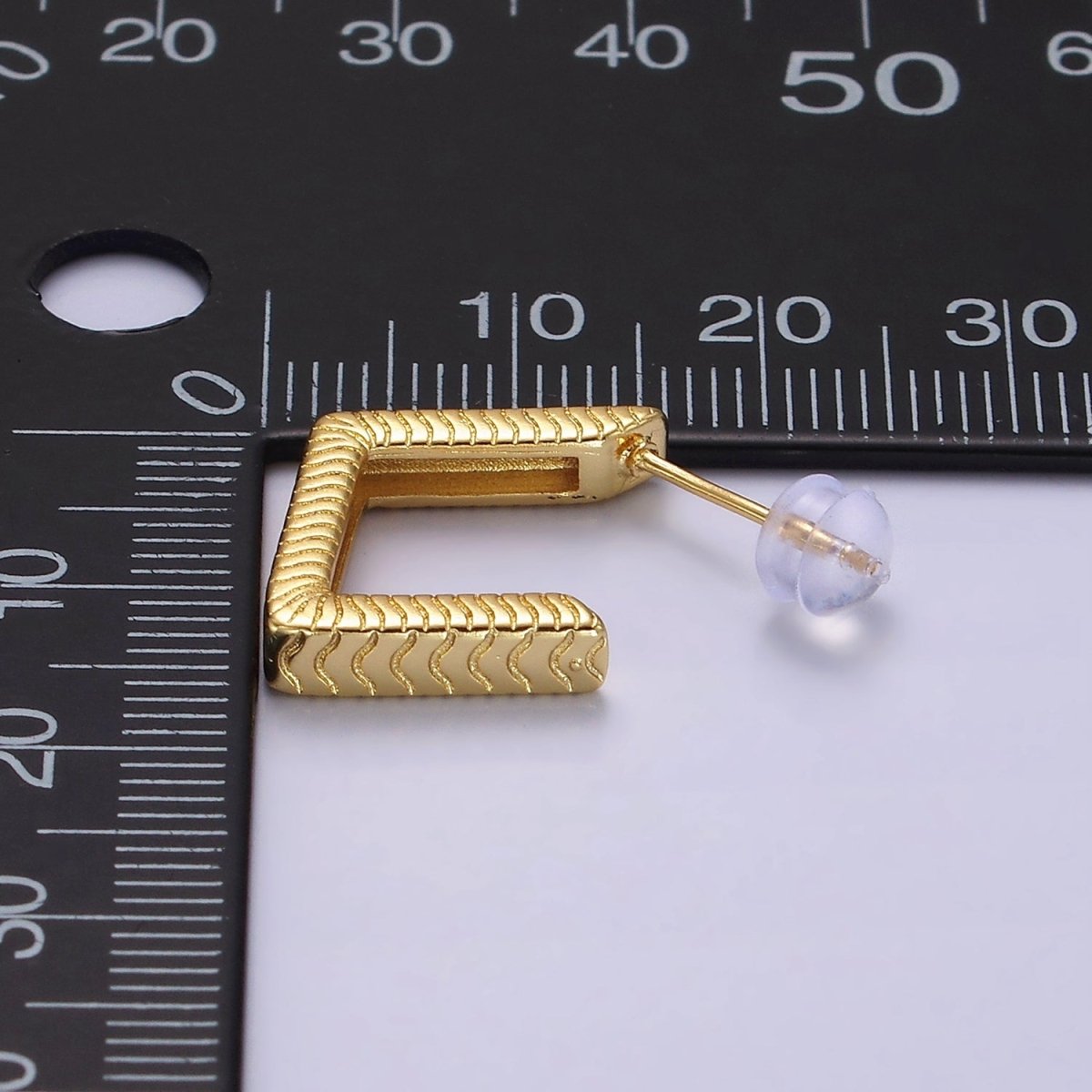 14K Gold plated 20mm Line-Textured Rhombus Geometric C-Shaped Hoop Earrings | AE375 - DLUXCA