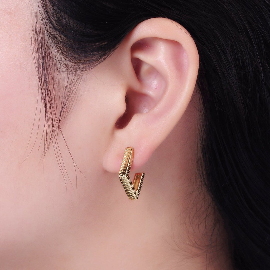 14K Gold plated 20mm Line-Textured Rhombus Geometric C-Shaped Hoop Earrings | AE375 - DLUXCA