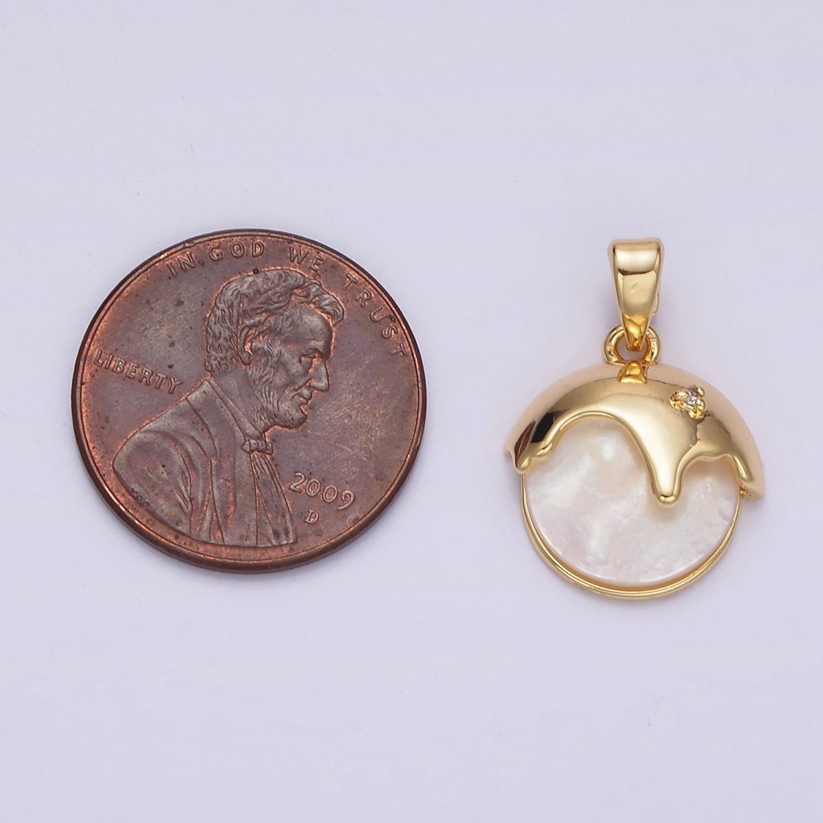 14K Gold plated Shell Pearl Molten Drip Round Pendant | N1795 - DLUXCA