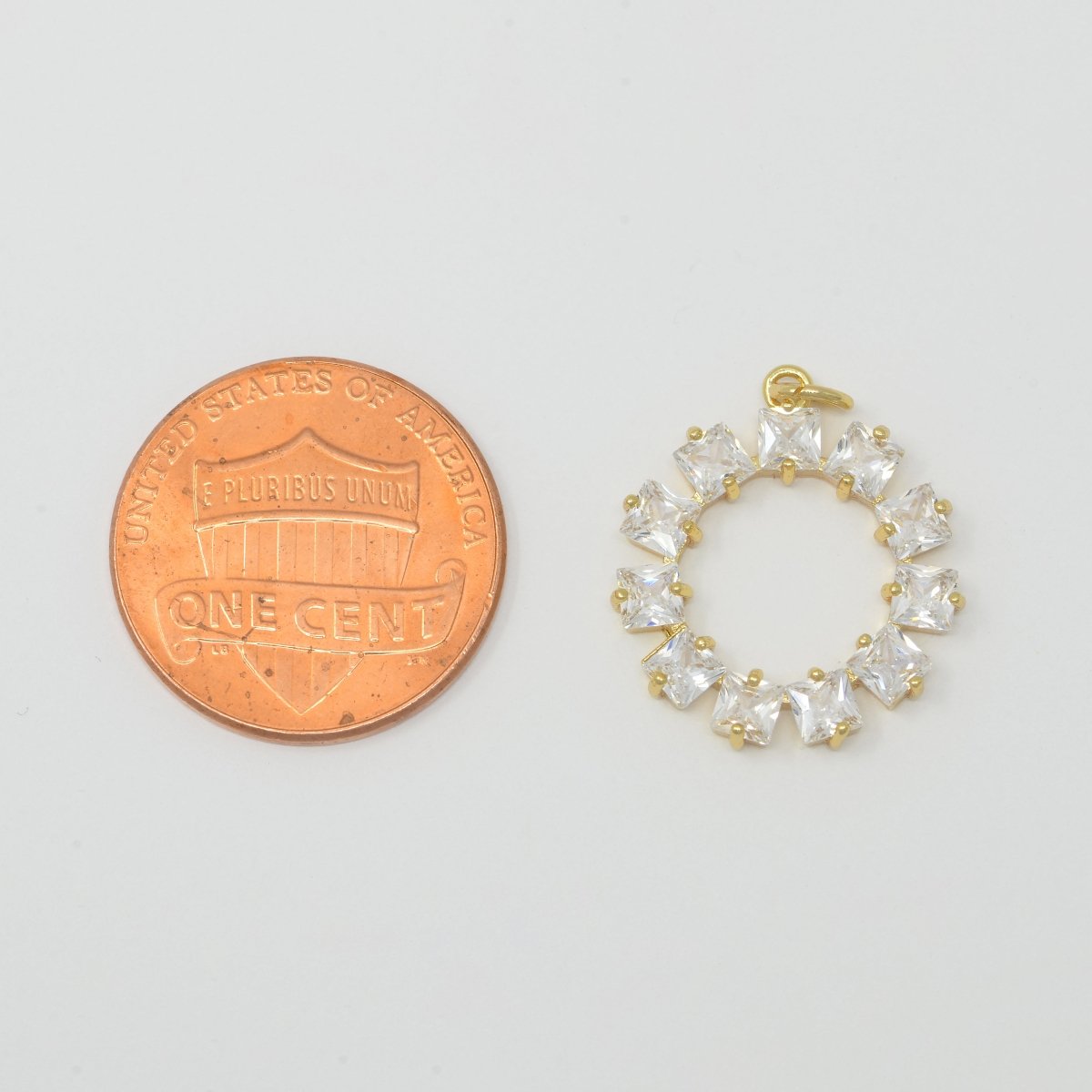 18K Gold plated Wreath Crystal Round Charm M-385 - DLUXCA