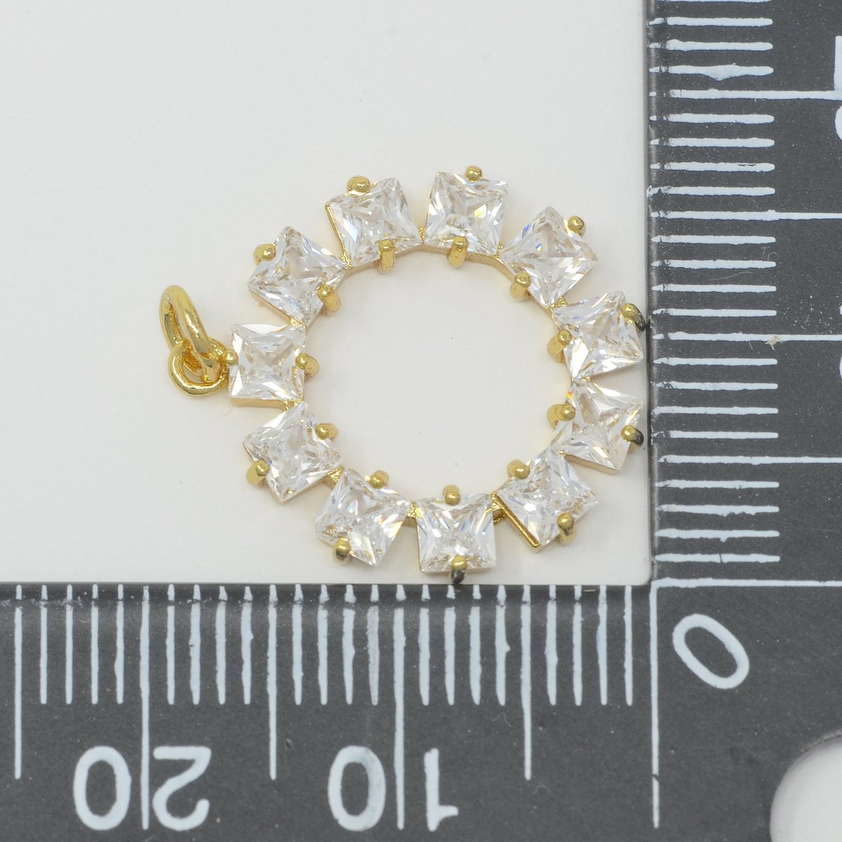18K Gold plated Wreath Crystal Round Charm M-385 - DLUXCA