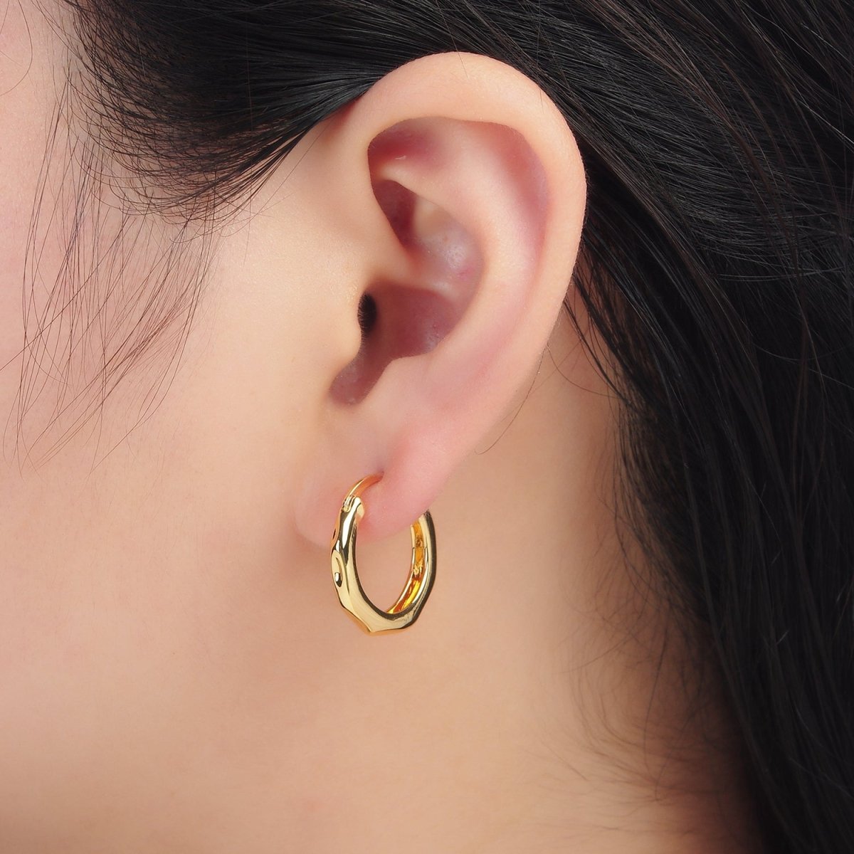 24K Gold plated 20mm Hammered Minimalist Cartilage Latch Hoop Earrings | T208 - DLUXCA