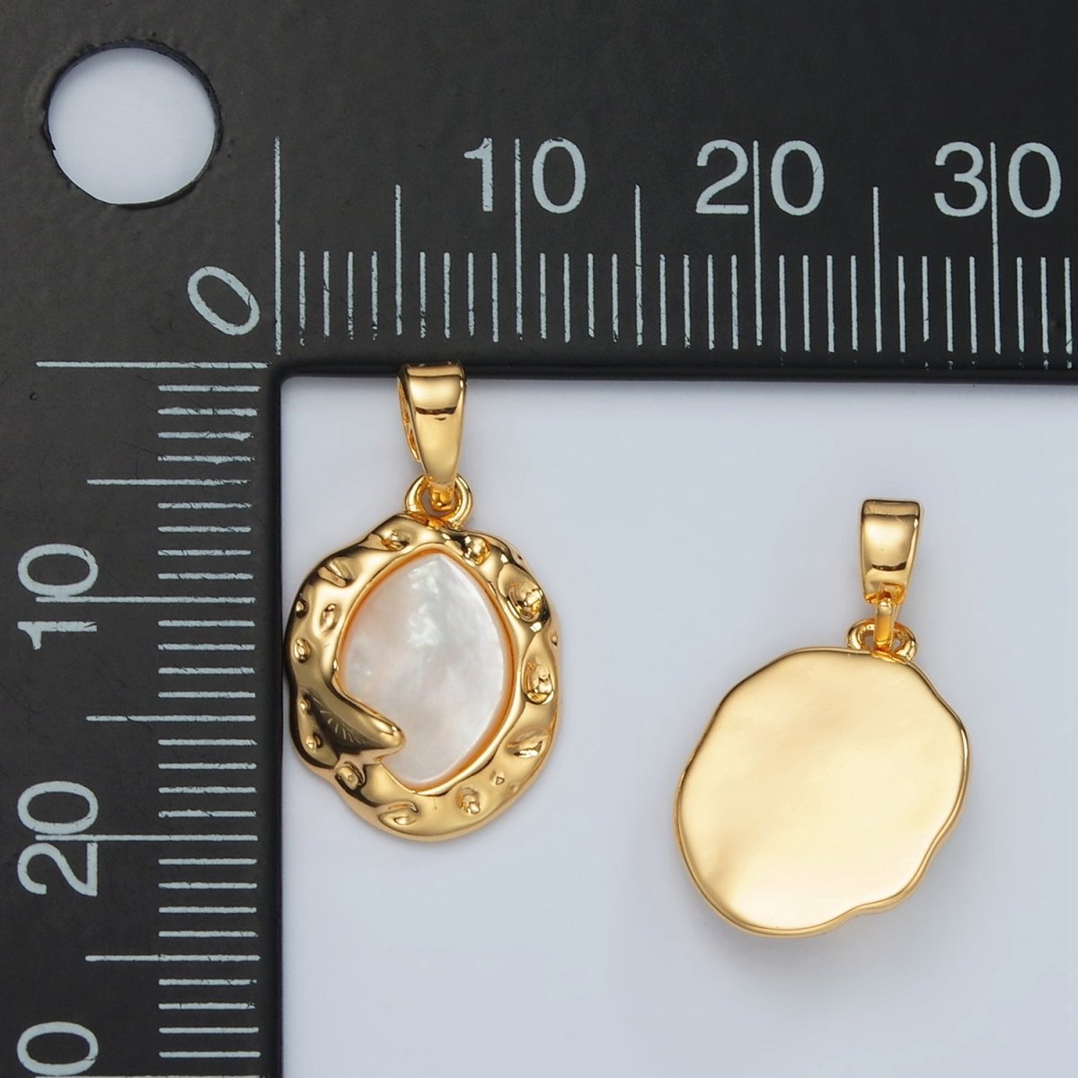 24K Gold plated Shell Pearl Oval Hammered Bezel Pendant | H711 - DLUXCA