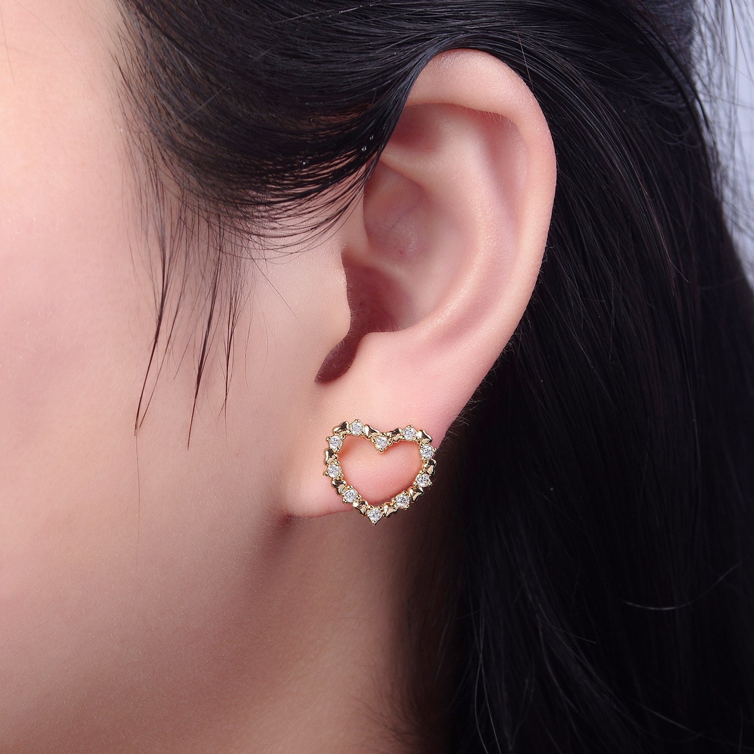 Dainty Gold Heart Stud Earrings Minimalist Delicate Earring 18K Gold plated Stud Earring V-121 - DLUXCA